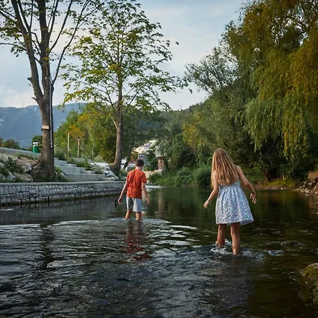 Počitniška hiša River House *